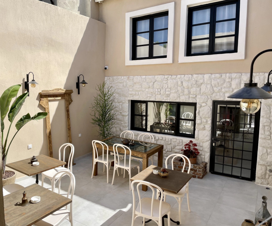 Урла: 1870 Tas Konak Otel Sanat Sokagi