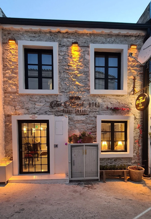 Урла: 1870 Tas Konak Otel Sanat Sokagi