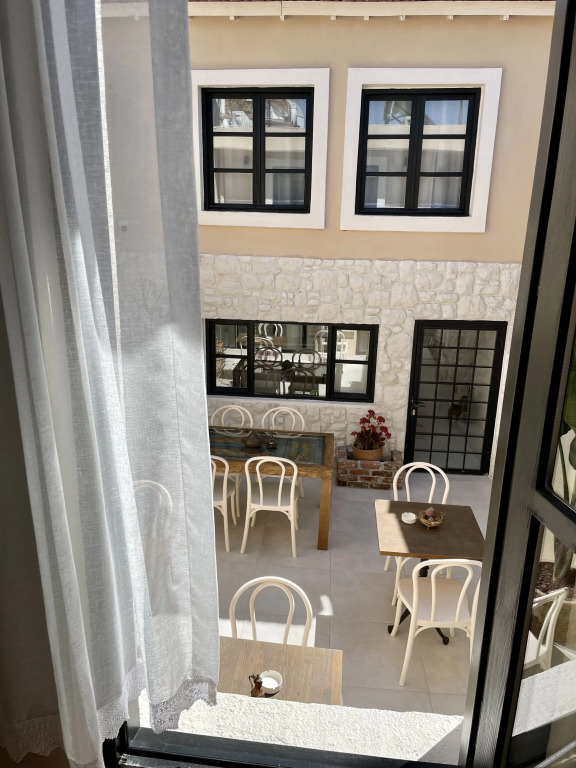 Урла: 1870 Tas Konak Otel Sanat Sokagi