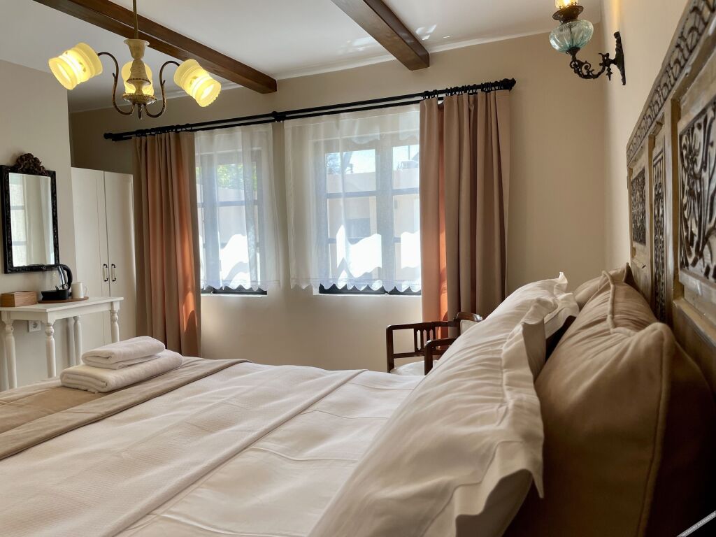 Урла: 1870 Tas Konak Otel Sanat Sokagi