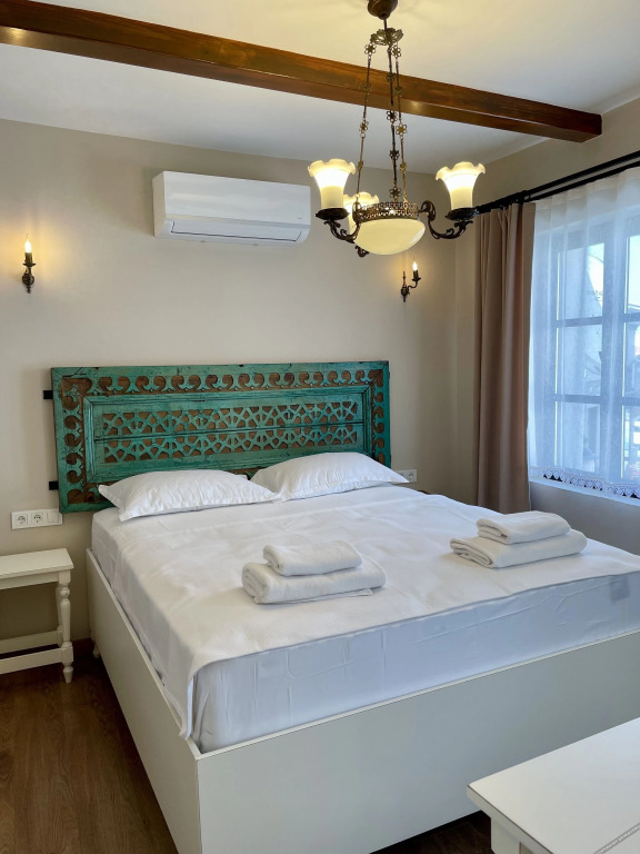 Урла: 1870 Tas Konak Otel Sanat Sokagi