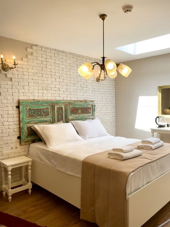 Урла: 1870 Tas Konak Otel Sanat Sokagi