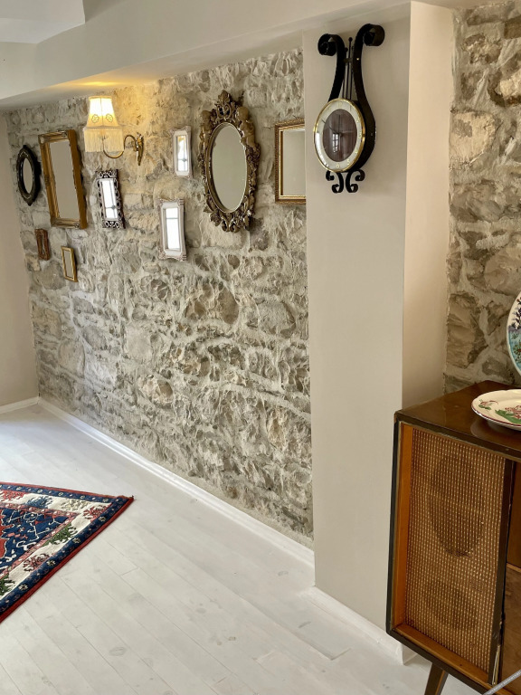 Урла: 1870 Tas Konak Otel Sanat Sokagi