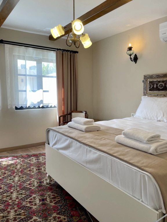 Урла: 1870 Tas Konak Otel Sanat Sokagi
