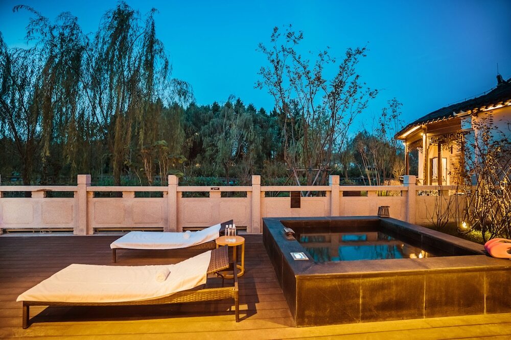 Яньчэн: Yihe lake shore Hotspring