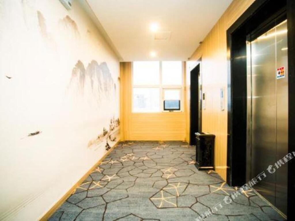 Лоян: JUN Hotels（YiChuan HuaMei Building materials city）