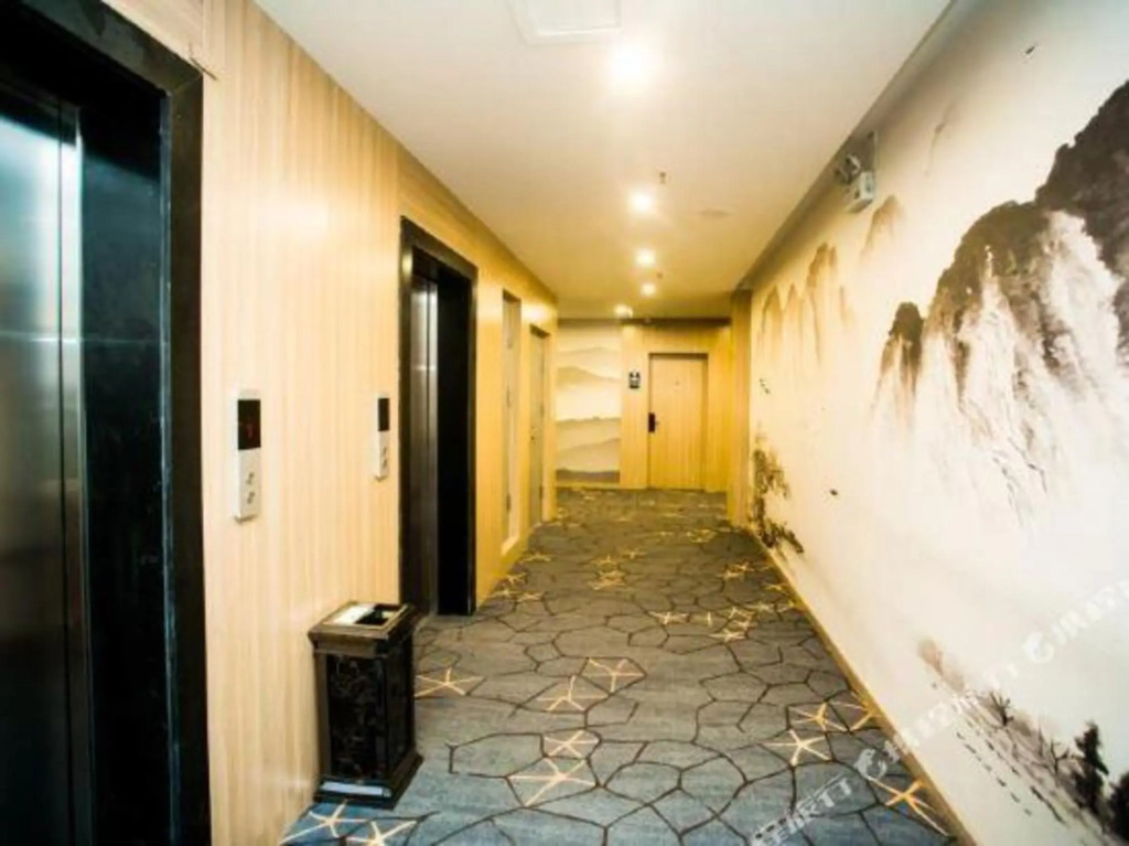 Лоян: JUN Hotels（YiChuan HuaMei Building materials city）