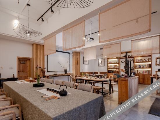 Чунцин: or Mountain and Poetry Courtyard Hostel
