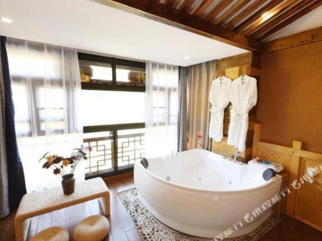 Либо: Yijing Courtyard Inn