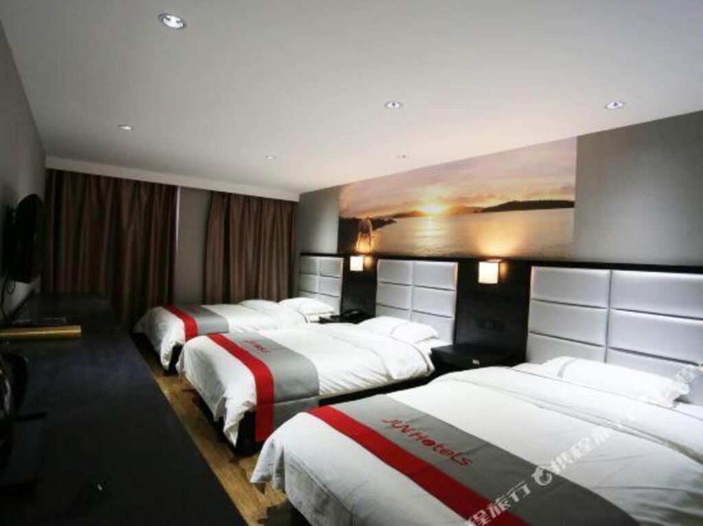 Вэйнань: Junyi Hotel (Weinan Baishui Dongfeng Road Yadong Branch)