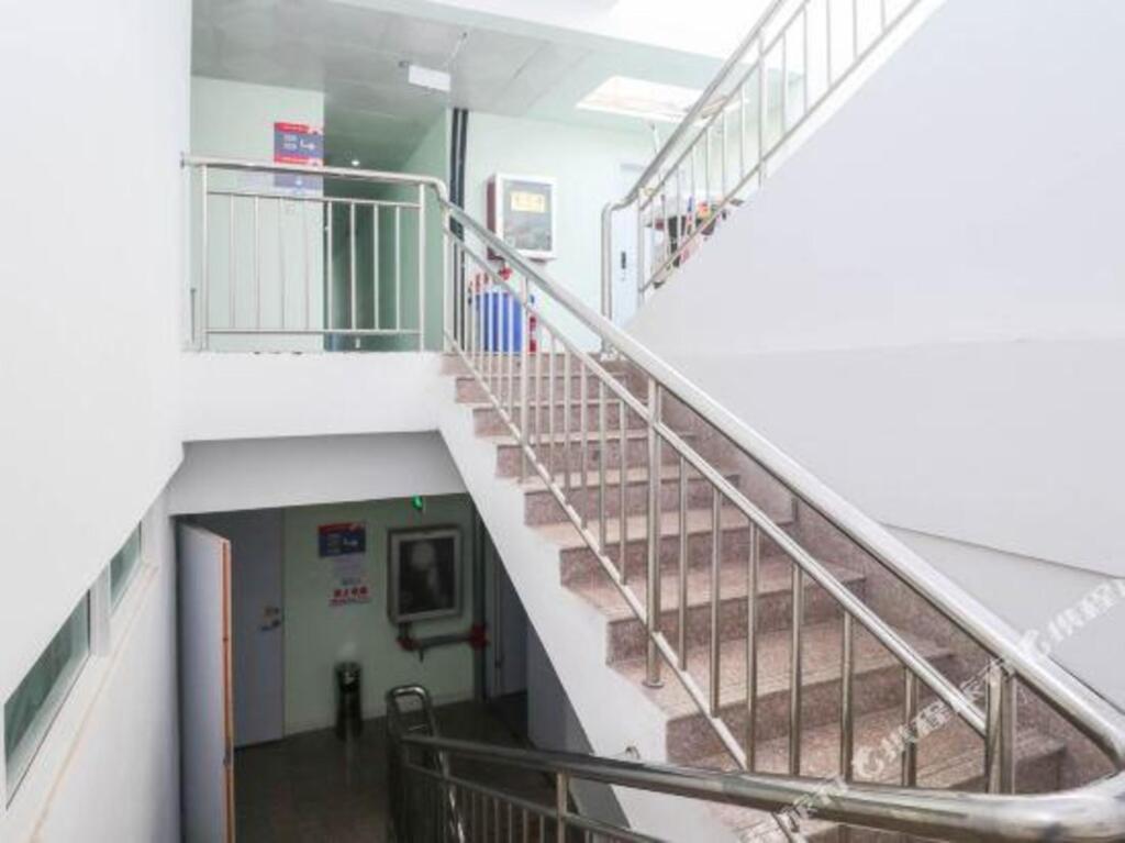 Жичжао: 罗曼罗兰连锁宾馆（日照大学城店）