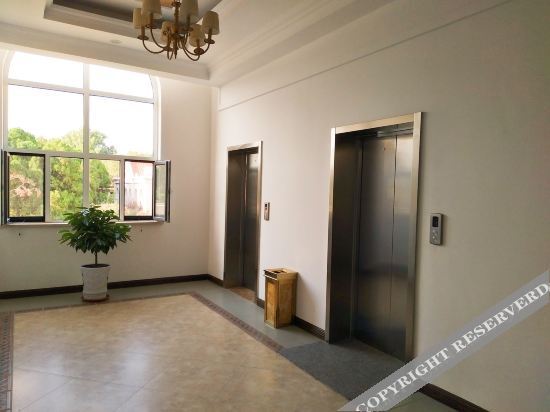 Циньхуандао: 北戴河贵宾楼(碧螺塔店)