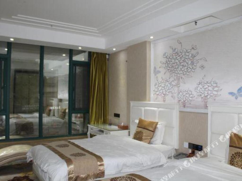 Ичунь: Wanzai Dongsheng Business Express Hotel