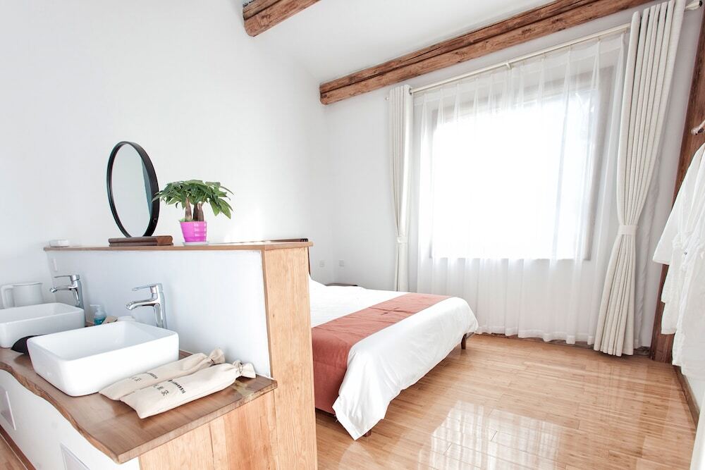 Дали: Sea View Inn