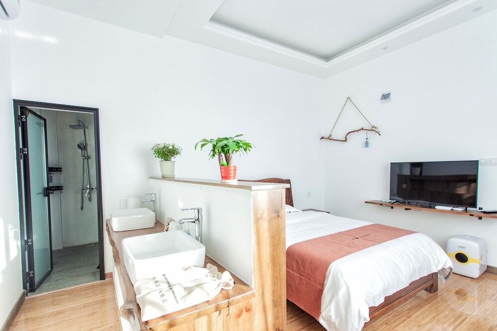 Дали: Sea View Inn