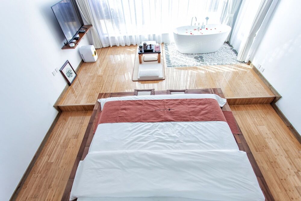 Дали: Sea View Inn