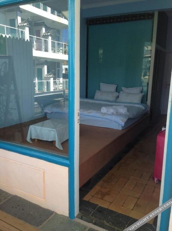 Дали: Sea View Inn