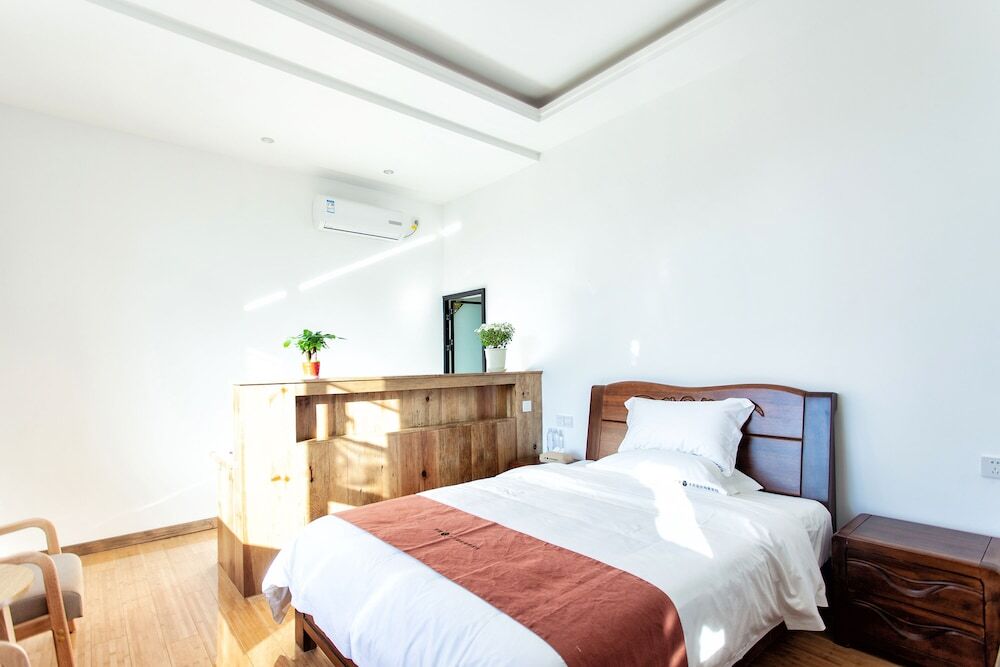 Дали: Sea View Inn