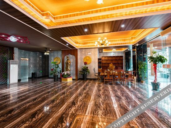 Цзинхун: 西双版纳景洪隆泰花园酒店(告庄星光夜市店)