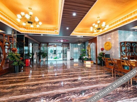 Цзинхун: 西双版纳景洪隆泰花园酒店(告庄星光夜市店)