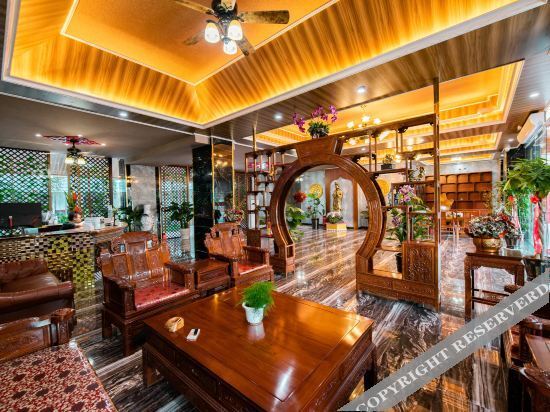 Цзинхун: 西双版纳景洪隆泰花园酒店(告庄星光夜市店)