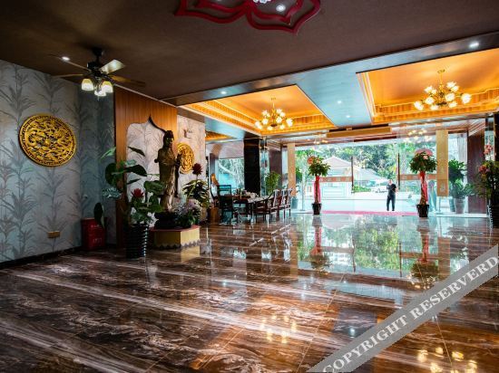 Цзинхун: 西双版纳景洪隆泰花园酒店(告庄星光夜市店)