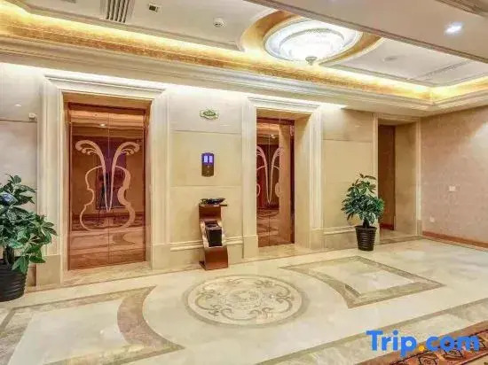 Vienna Hotel(Chifeng Railway Station Branch) — фото 1