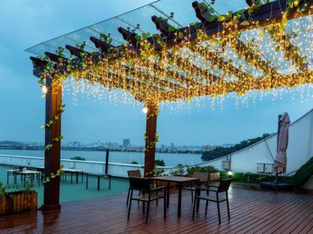 Чжаоцин: Vienna International Hotel Seven star rock star lake scenic spot