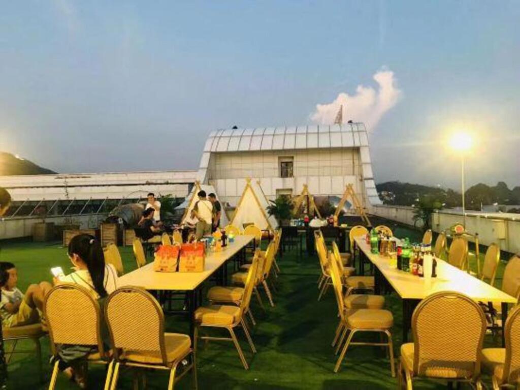 Чжаоцин: Vienna International Hotel Seven star rock star lake scenic spot