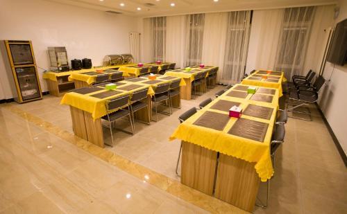 Хецзе: JUNYI Hotel Shandong Heze Dongming County Government Building