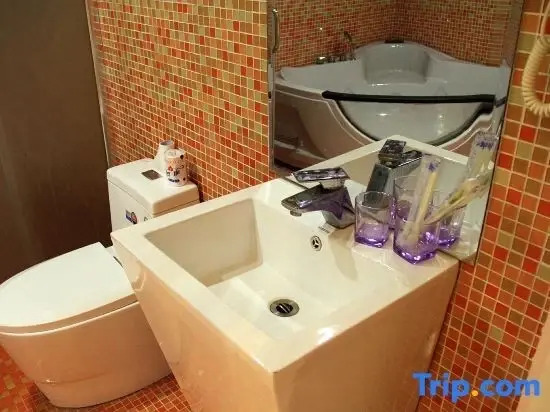 Уху: Caifu Express Hotel