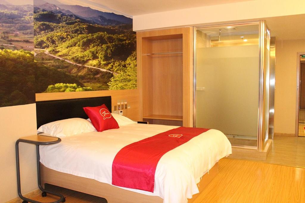 Neijiang: Thank Inn Plus Hotel Sichuan Neijiang Hongxing Red Star Macalline