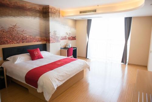 Neijiang: Thank Inn Plus Hotel Sichuan Neijiang Hongxing Red Star Macalline