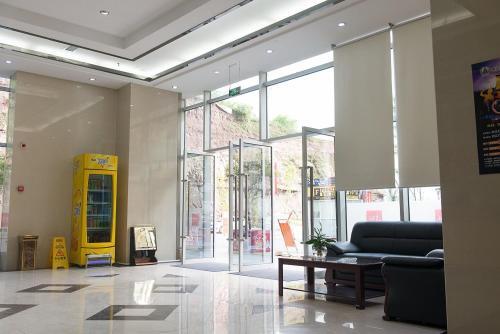 Neijiang: Thank Inn Plus Hotel Sichuan Neijiang Hongxing Red Star Macalline