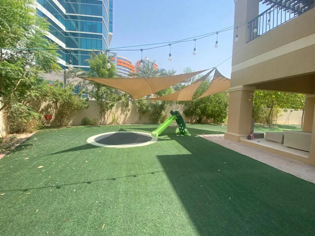 Дубай: Spacious 4-bedroom villa, children friendly
