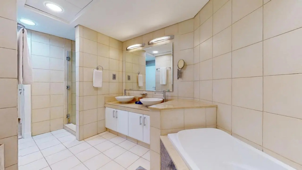 Дубай: Elegant 2 Br Apartment with Beach Access