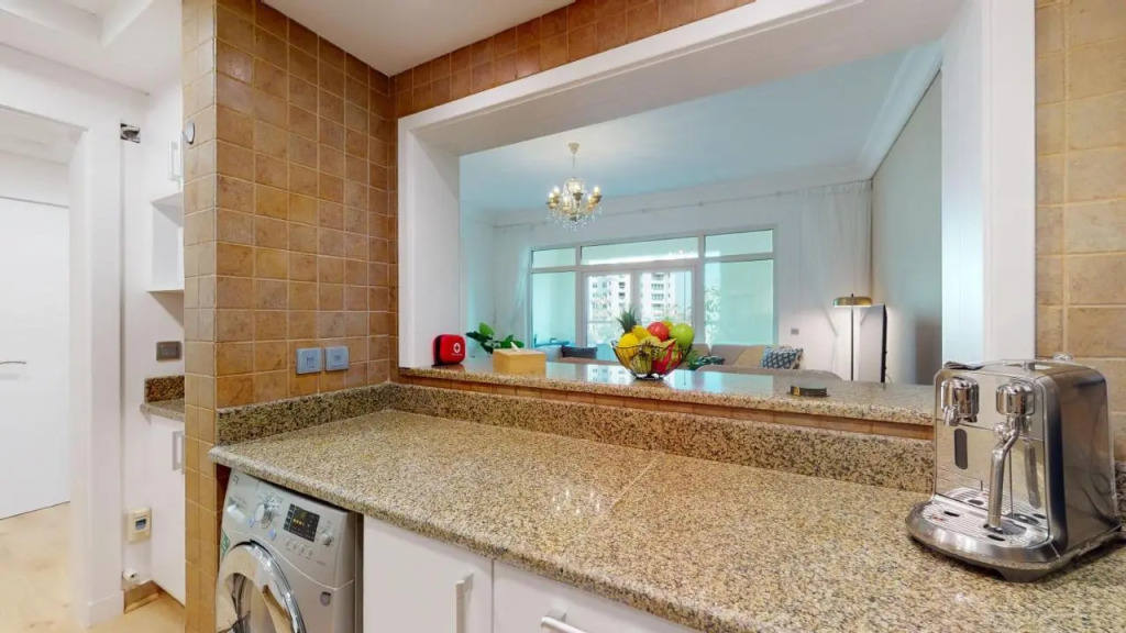 Дубай: Elegant 2 Br Apartment with Beach Access