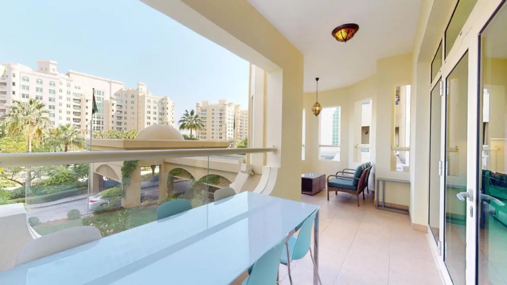 Дубай: Elegant 2 Br Apartment with Beach Access