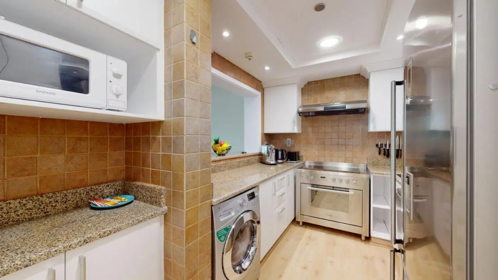 Дубай: Elegant 2 Br Apartment with Beach Access