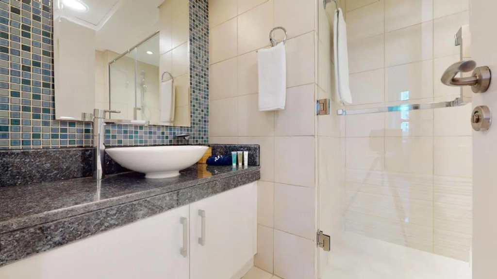 Дубай: Elegant 2 Br Apartment with Beach Access
