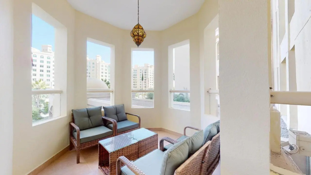 Дубай: Elegant 2 Br Apartment with Beach Access