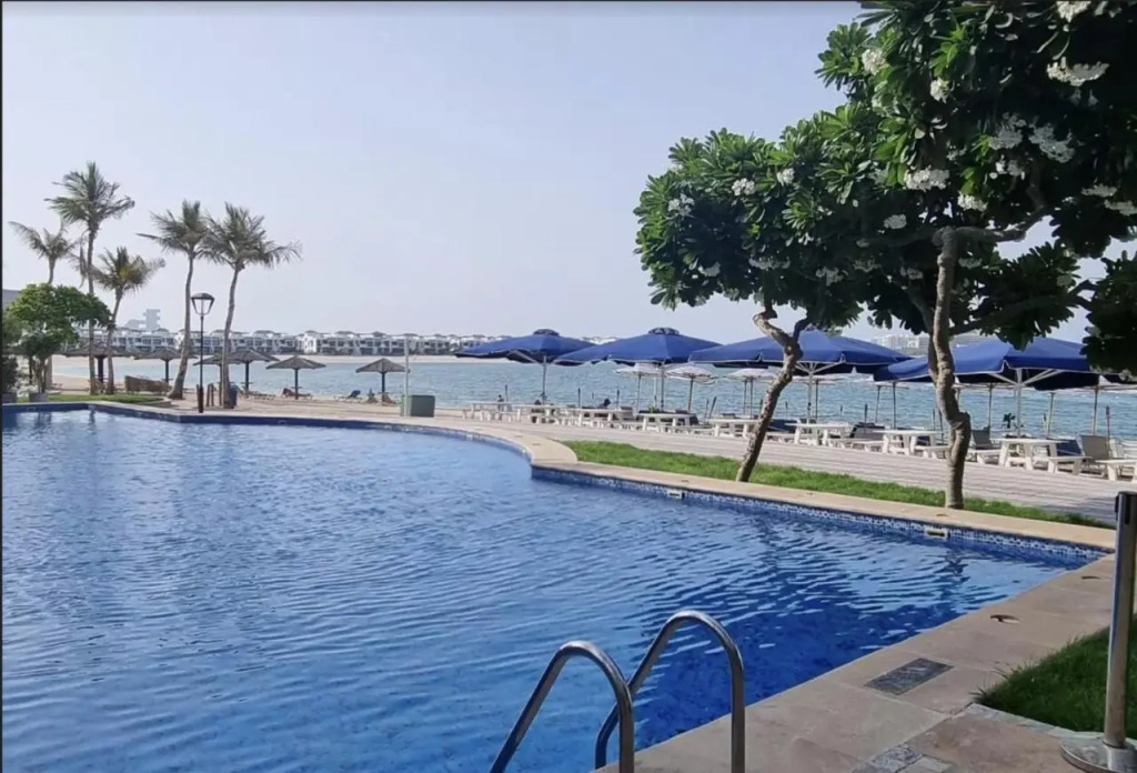 Дубай: Elegant 2 Br Apartment with Beach Access