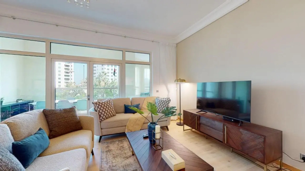 Дубай: Elegant 2 Br Apartment with Beach Access
