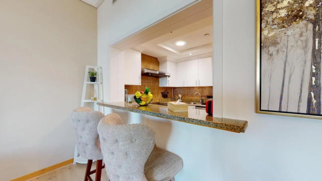 Дубай: Elegant 2 Br Apartment with Beach Access