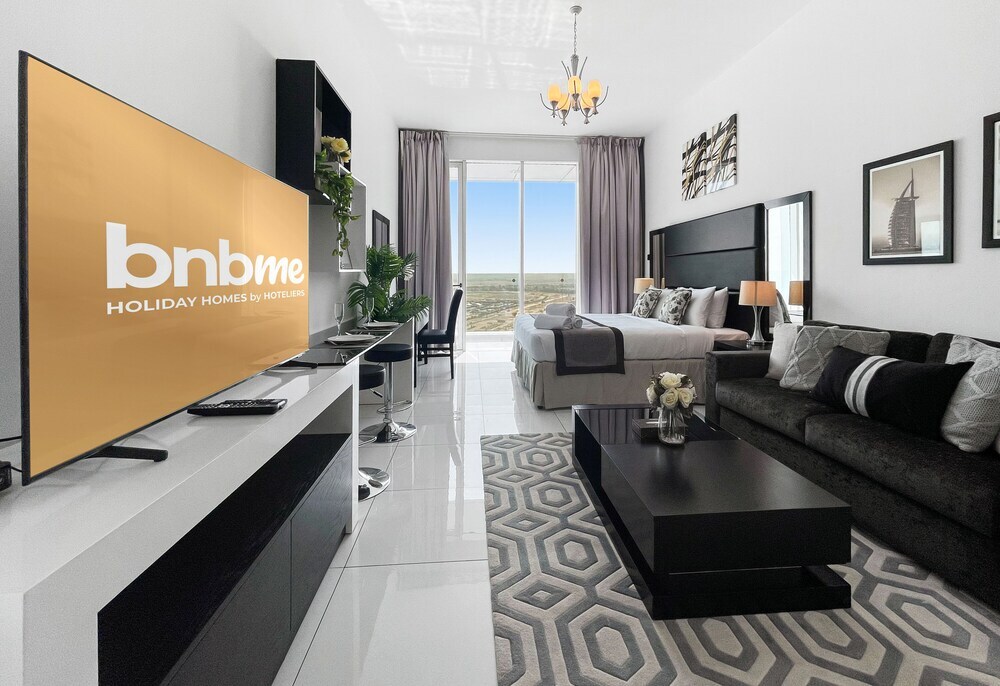 Дубай: Elegant Studio Golf Course View Bnbmehomes