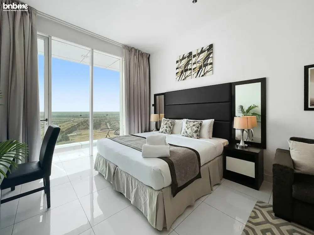 Дубай: Elegant Studio Golf Course View Bnbmehomes