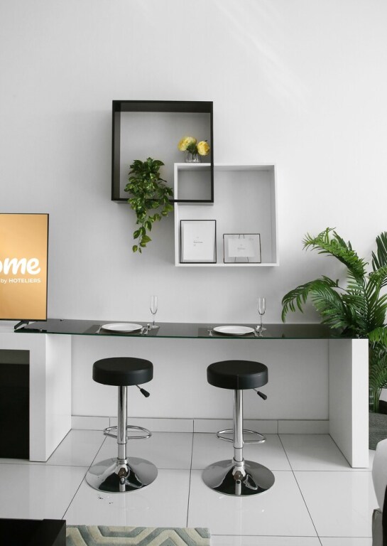 Дубай: Elegant Studio Golf Course View Bnbmehomes