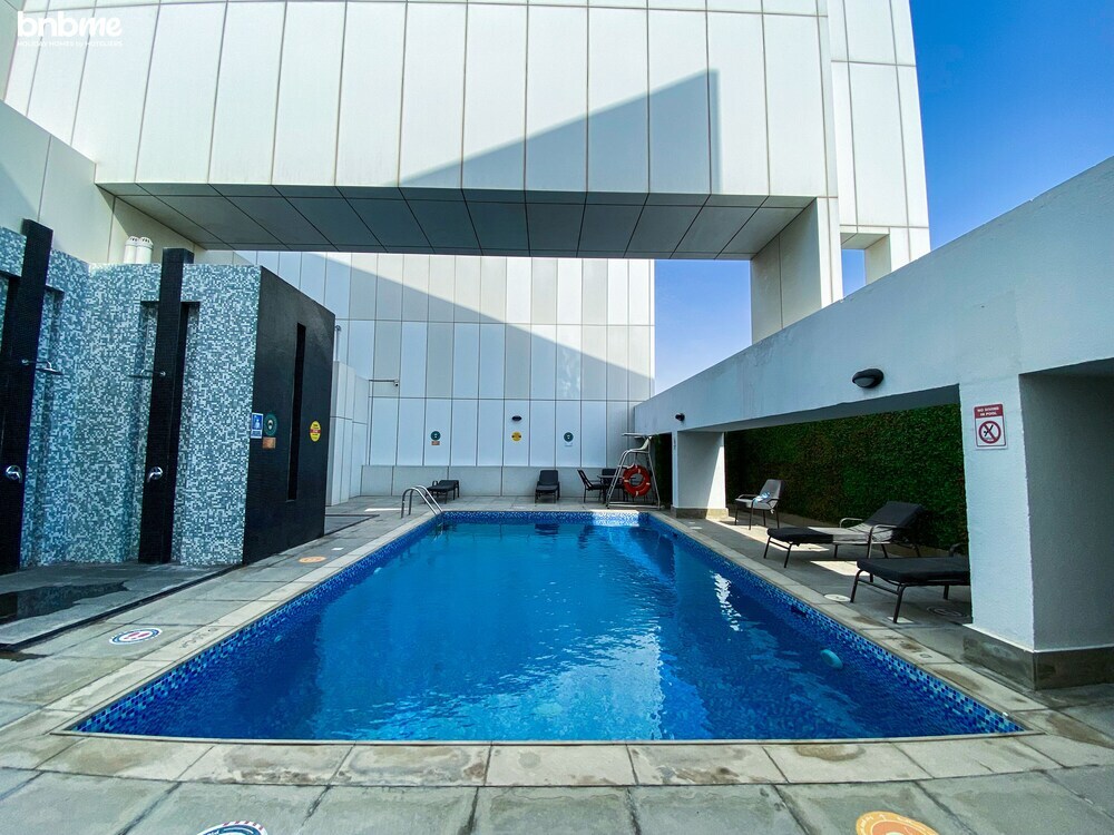 Дубай: Elegant Studio Golf Course View Bnbmehomes