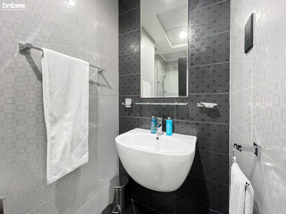 Дубай: Elegant Studio Golf Course View Bnbmehomes
