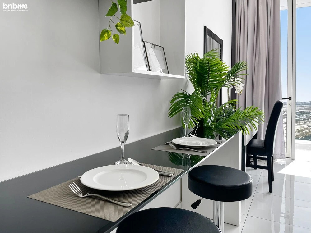 Дубай: Elegant Studio Golf Course View Bnbmehomes